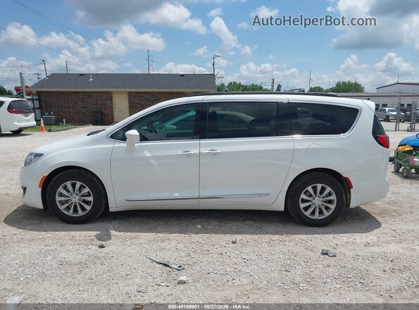 2C4RC1BG7HR526643 2017 CHRYSLER PACIFICA White 360 interior view