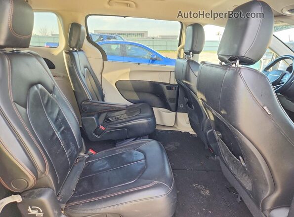 2C4RC1BG8HR613113 2017 CHRYSLER PACIFICA White Widok wnętrza z tyłu