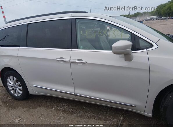 2C4RC1BG9HR711907 2017 CHRYSLER PACIFICA Cream უკანა სალონის ხედი