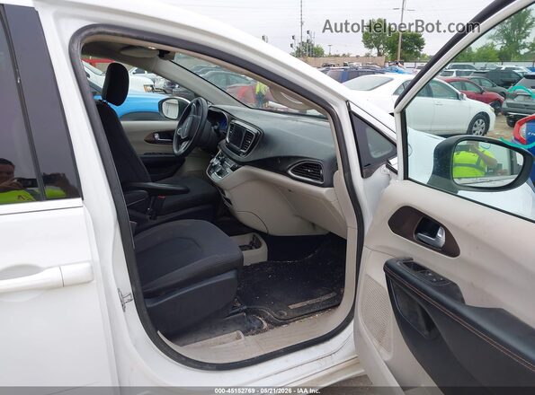 2C4RC1CG1JR111760 2018 CHRYSLER PACIFICA White Front interior view