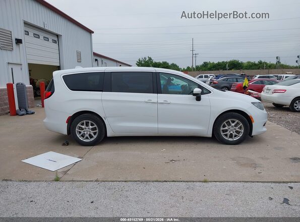 2C4RC1CG1JR111760 2018 CHRYSLER PACIFICA White Rear interior view