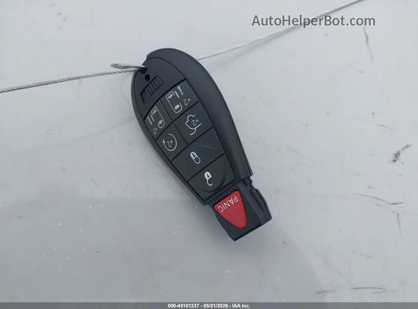 2C4RC1CG4GR132840 2016 CHRYSLER TOWN & COUNTRY Белый Вид панели приборов