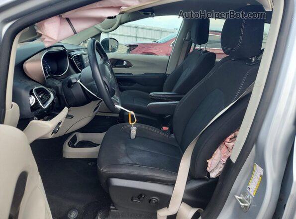 2C4RC1CG7PR597581 2023 CHRYSLER VOYAGER Silver Widok wnętrza z przodu