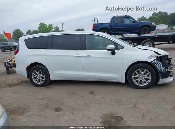 2C4RC1CG8LR176138 2020 CHRYSLER VOYAGER White Вид задньої частини салону
