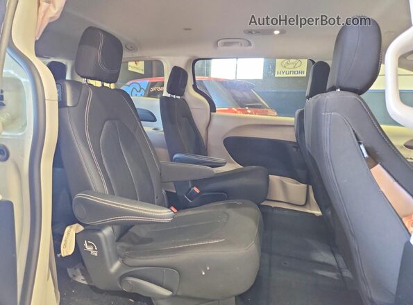 2C4RC1CG8RR108284 2024 CHRYSLER VOYAGER White Widok wnętrza z tyłu