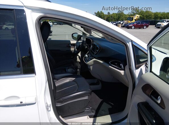 2C4RC1DG0LR260579 2020 CHRYSLER VOYAGER White Вид салону спереду