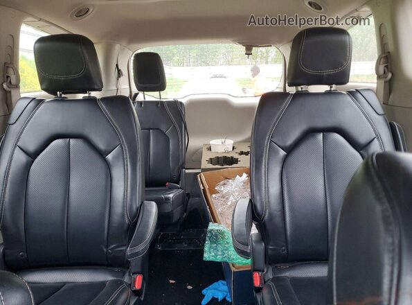 2C4RC1DG2LR264567 2020 CHRYSLER VOYAGER Maroon Rear seats view