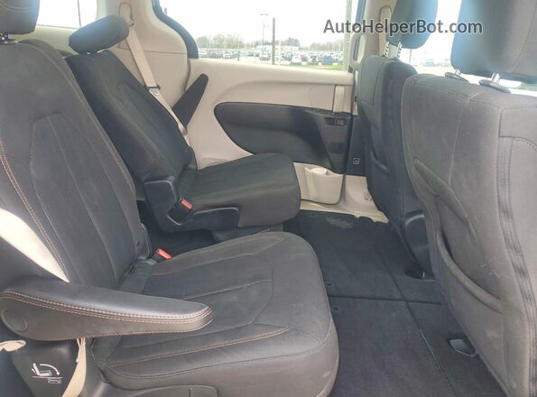2C4RC1DG9JR309470 2018 CHRYSLER PACIFICA Silver Widok wnętrza z tyłu