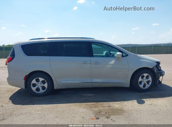 2C4RC1EG2HR577169 2017 CHRYSLER PACIFICA White უკანა სალონის ხედი