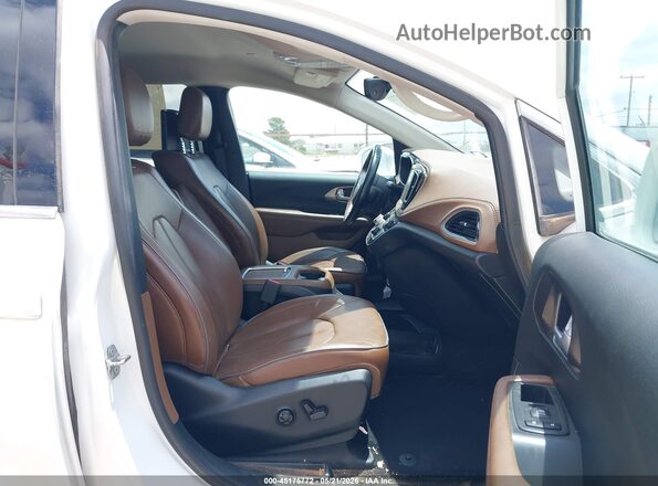 2C4RC1GG2HR635522 2017 CHRYSLER PACIFICA White Вид салону спереду