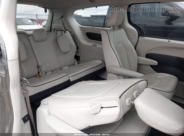 2C4RC1N70JR230347 2018 CHRYSLER PACIFICA Gray Widok naklejki z numerem VIN