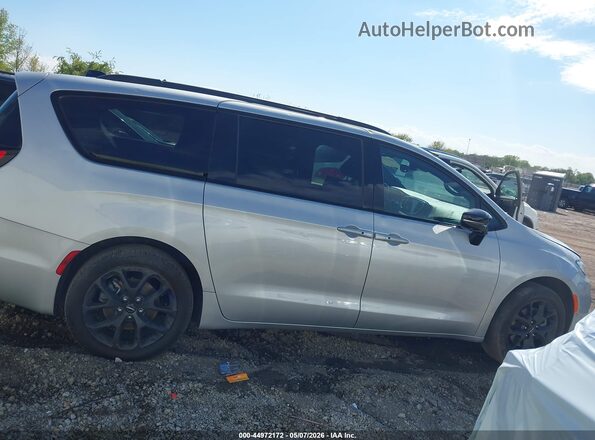 2C4RC3GG3TR166994 2026 CHRYSLER PACIFICA Silver Rear interior view