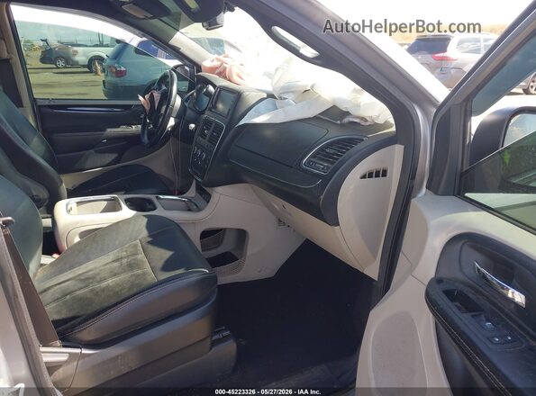2C4RDGCG3HR818062 2017 DODGE GRAND CARAVAN Silver Front interior view