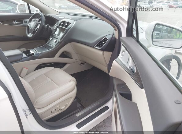 2LMPJ6LP4KBL47310 2019 LINCOLN NAUTILUS White Вид салону спереду