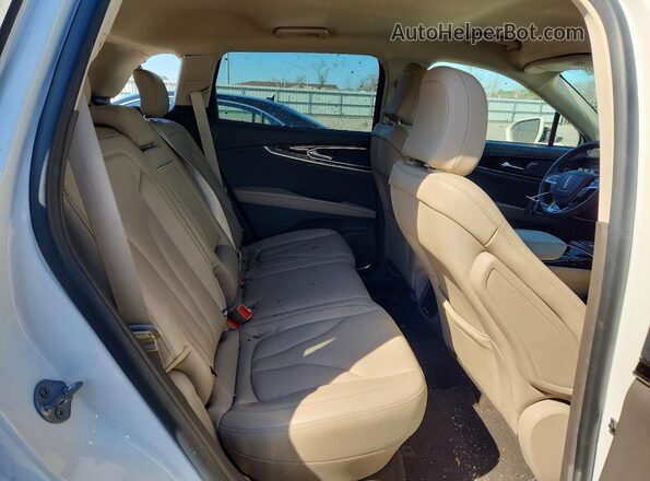 2LMPJ8J97NBL02561 2022 LINCOLN NAUTILUS Белый Вид задней части салона