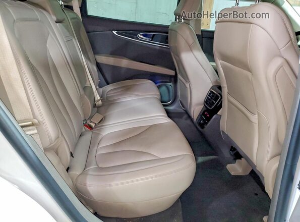 2LMPJ8K92MBL15294 2021 LINCOLN NAUTILUS Beige Rear interior view