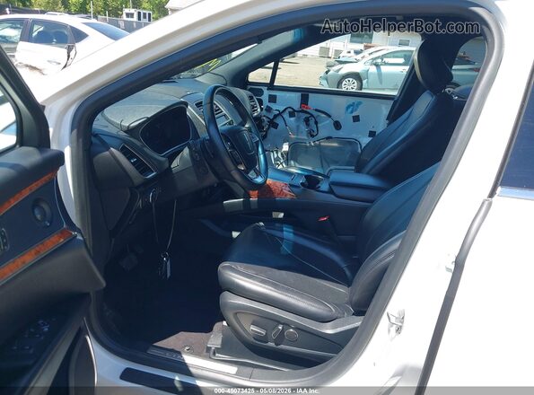 2LMPJ8K97LBL24992 2020 LINCOLN NAUTILUS White Front interior view