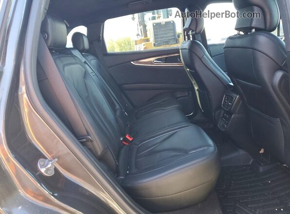 2LMPJ8L95KBL33977 2019 LINCOLN NAUTILUS Charcoal Vista de los asientos traseros