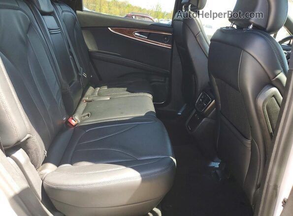 2LMPJ8L99KBL30242 2019 LINCOLN NAUTILUS White Вид задньої частини салону