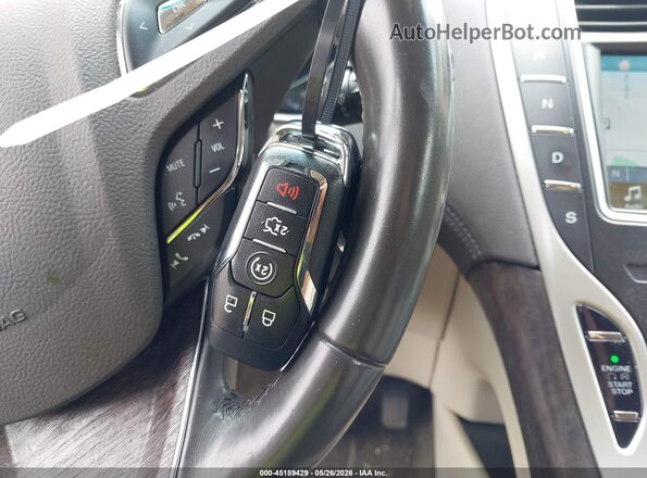2LMPJ8LP0HBL24224 2017 LINCOLN MKX Silver Vista del salpicadero