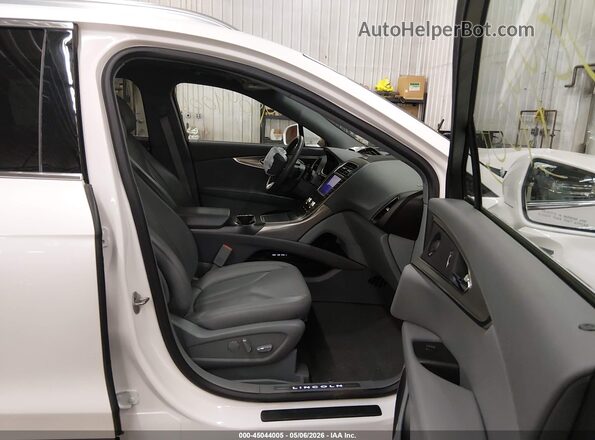 2LMPJ8LPXKBL66763 2019 LINCOLN NAUTILUS White წინა სალონის ხედი