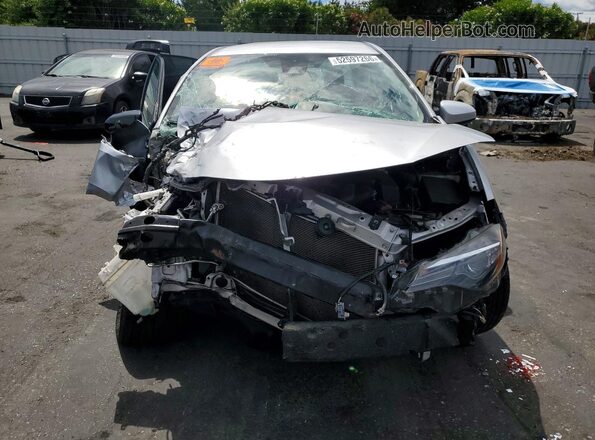 2T1BURHE0JC020905 2018 TOYOTA LL Silver Widok z przodu