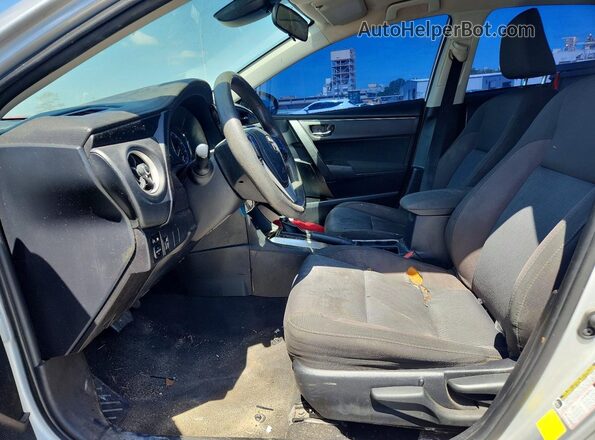 2T1BURHE1JC976653 2018 TOYOTA COROLLA Silver Front interior view
