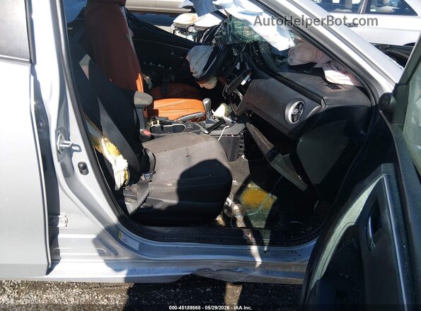 2T1BURHE3KC241593 2019 TOYOTA COROLLA Silver Widok wnętrza z przodu