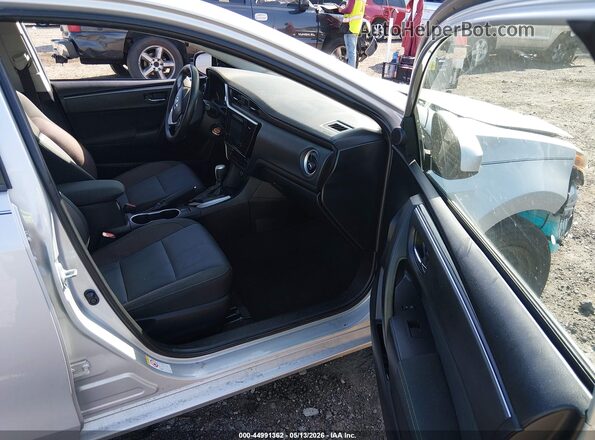 2T1BURHE4HC882468 2017 TOYOTA LL Silver წინა სალონის ხედი