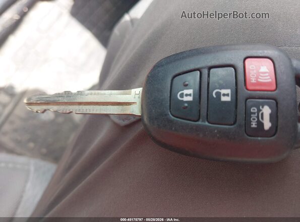 2T1BURHE5HC957338 2017 TOYOTA COROLLA Red Vista del salpicadero