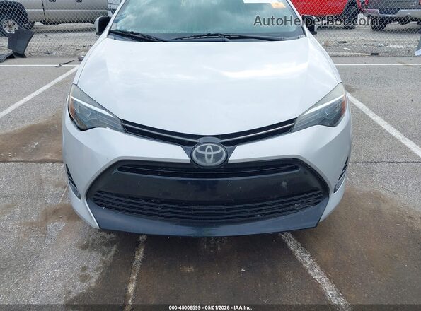 2T1BURHE7JC069955 2018 TOYOTA LL Silver Widok z przodu