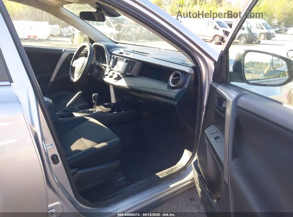 2T3BFREV7HW672290 2017 TOYOTA LE Серебряный Вид салона спереди