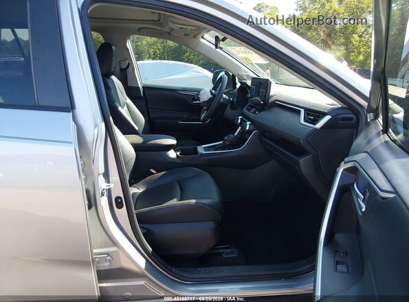 2T3C1RFV3PC225716 2023 TOYOTA RAV4 Серебряный Вид салона спереди