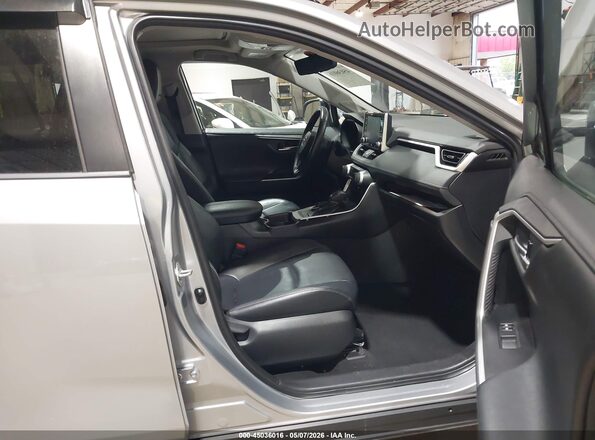 2T3DWRFV9LW057708 2020 TOYOTA LIMITED Серебряный Вид салона спереди
