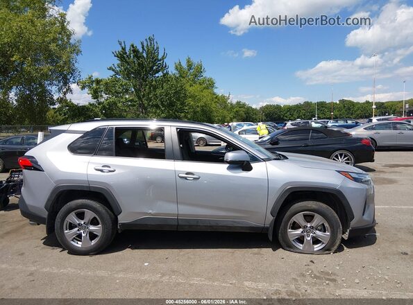 2T3P1RFVXNC297902 2022 TOYOTA RAV4 Silver Vista interior trasera