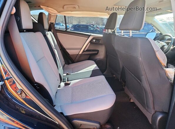 2T3RFREV1HW651028 2017 TOYOTA RAV4 Blue Widok wnętrza z tyłu