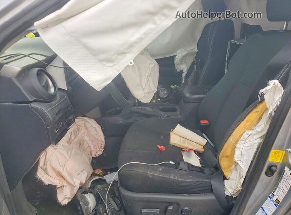 2T3RFREV7JW823973 2018 TOYOTA RAV4 Silver Widok wnętrza z przodu