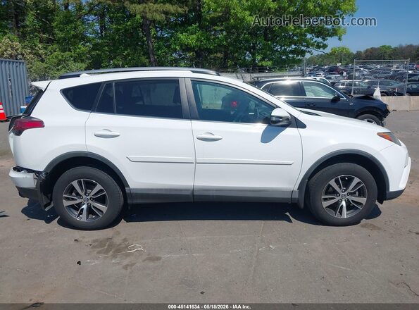 2T3RFREV8HW677853 2017 TOYOTA RAV4 White Вид задньої частини салону