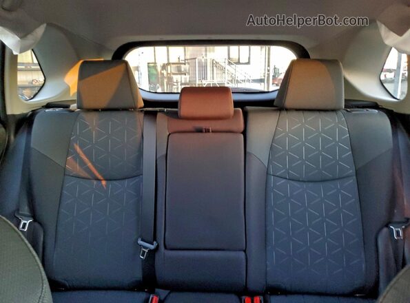 2T3W1RFV1SW435820 2025 TOYOTA RAV4 Silver Widok tylnych siedzeń