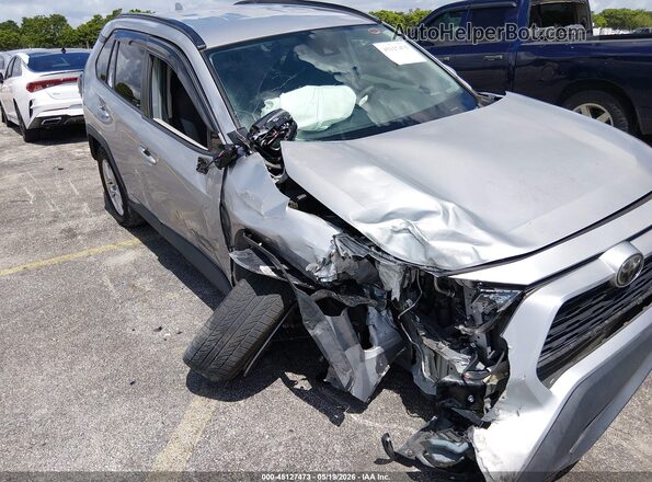 2T3W1RFV4LC070004 2020 TOYOTA RAV4 Серебряный Вид спереди