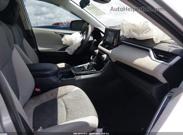 2T3W1RFV4LC070004 2020 TOYOTA RAV4 Серебряный Вид салона спереди