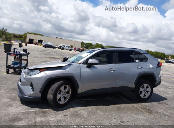 2T3W1RFV4LC070004 2020 TOYOTA RAV4 Серебряный Вид задней части салона