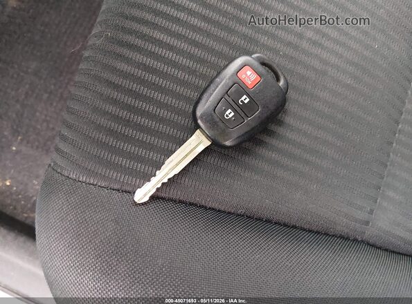 2T3ZFREV6HW335446 2017 TOYOTA LE Серебряный Вид панели приборов