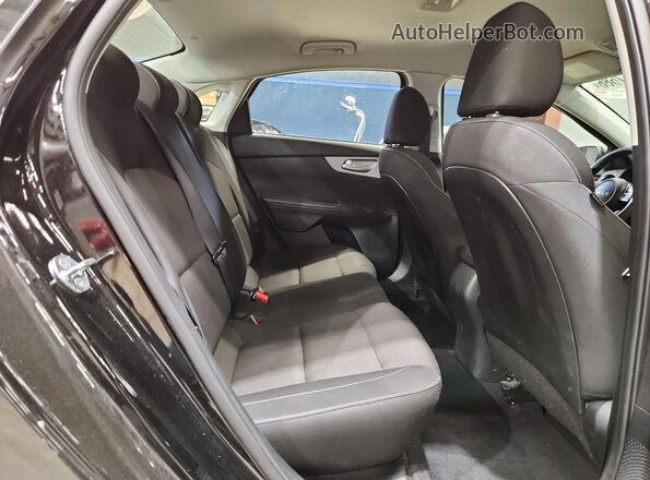 3KPF24AD1PE538382 2023 KIA FORTE Black Widok tylnych siedzeń