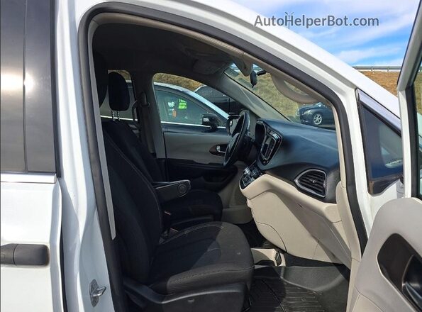 2C4RC1AG8LR244215 2020 CHRYSLER VOYAGER White 