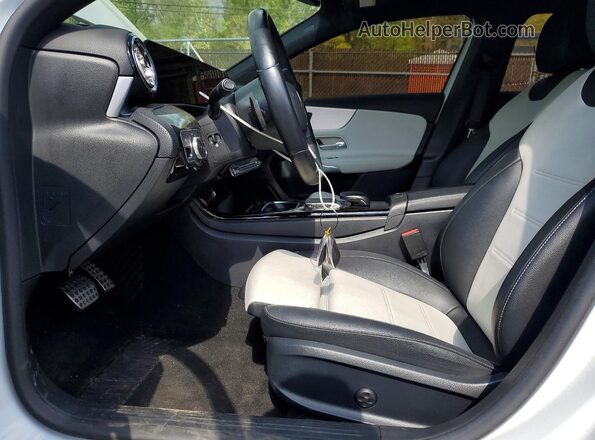 W1K3G4FB6MJ299458 2021 MERCEDES-BENZ A White Widok deski rozdzielczej