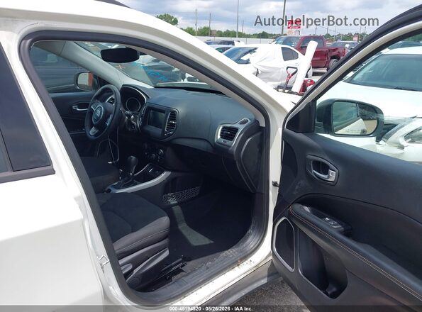 3C4NJCAB9JT133669 2018 JEEP COMPASS White Вид салону спереду