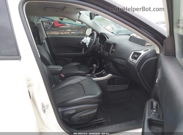 3C4NJCBB5JT268016 2018 JEEP COMPASS White Front interior view