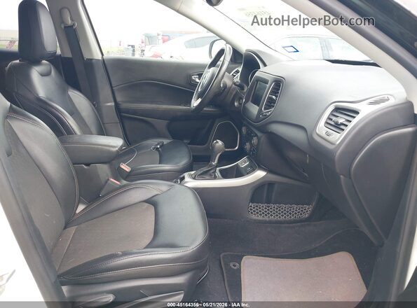 3C4NJCBB6JT327686 2018 JEEP COMPASS White Front interior view