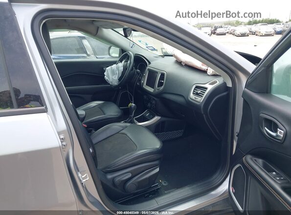 3C4NJCBBXHT642811 2017 JEEP NEW COMPASS Silver Front interior view